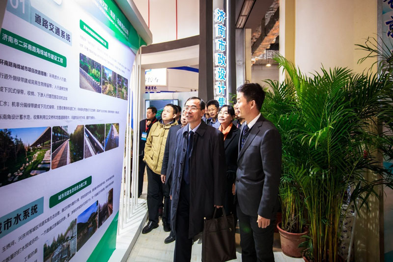 省住建厅及地市建设部门等领导莅临集团展位参观