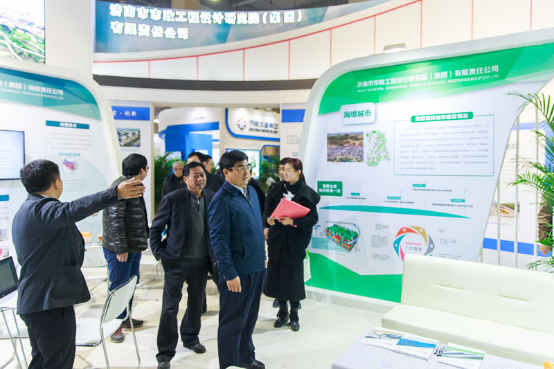 临沂市住建局张卫强局长等领导莅临集团展位参观