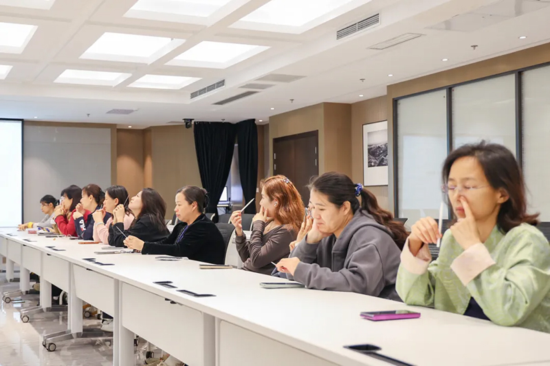 集团举办“颈椎芳疗护理”活动